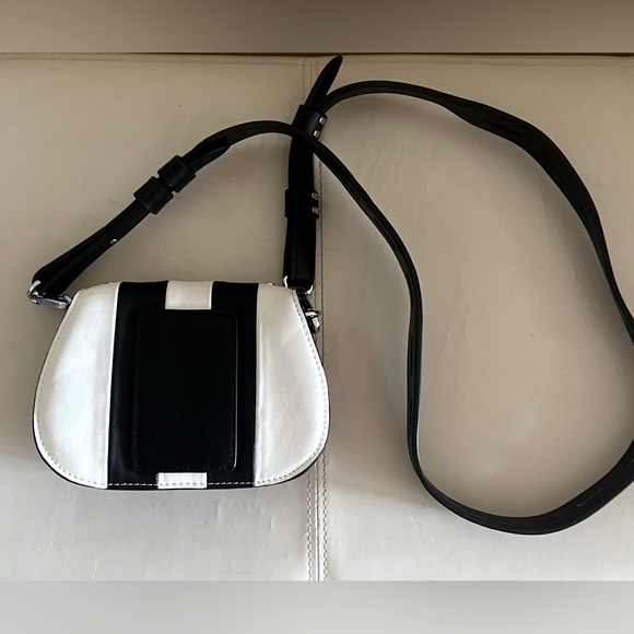 Tod's crossbody leather bag with studs & crystals. Luxury for a fraction 🔥🔥🔥 - Picture 2 of 13